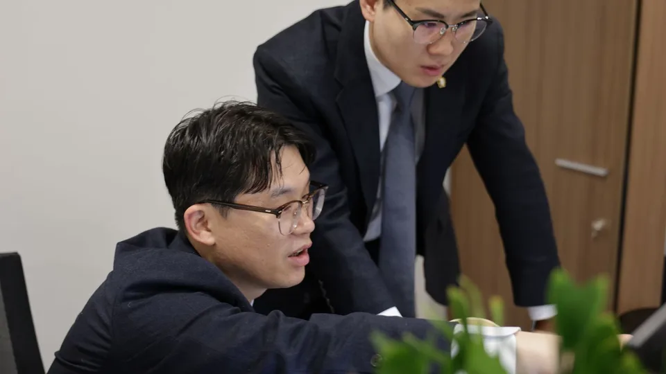 사건에 대해 이야기를 나누는 이슬기 변호사