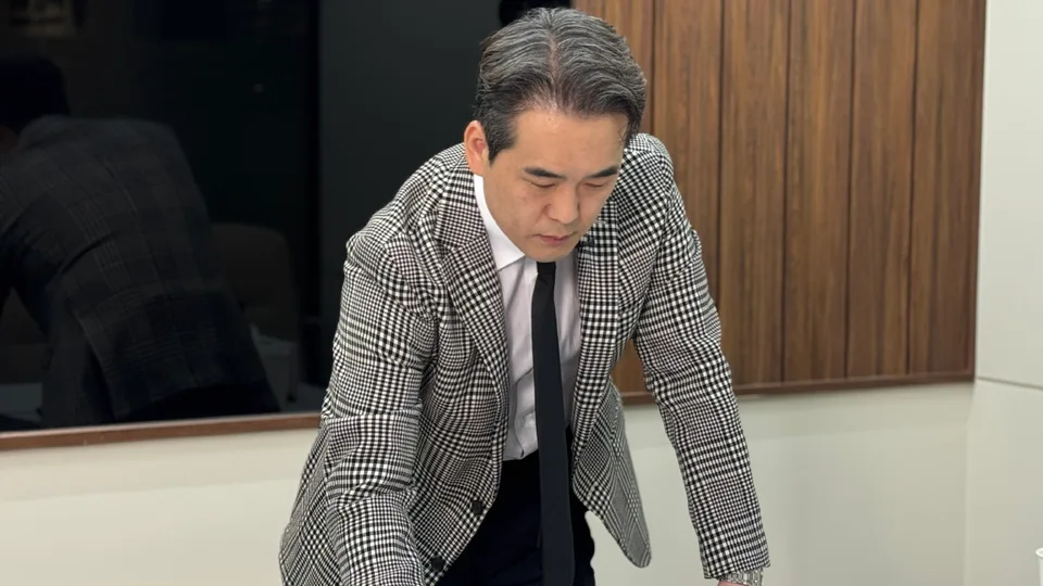 사건 자료를 확인하는 부산보험사기변호사 황순철