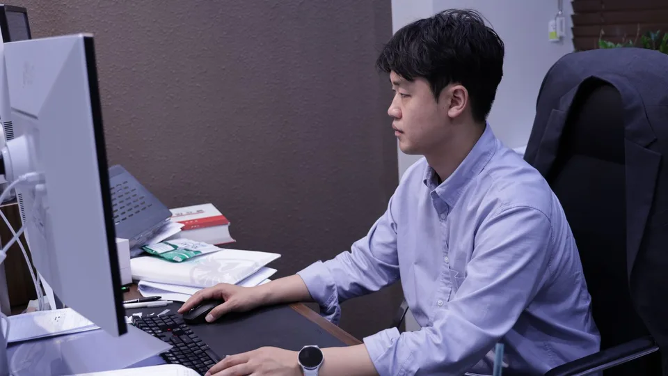 사건 자료를 확인하는 심광우 변호사