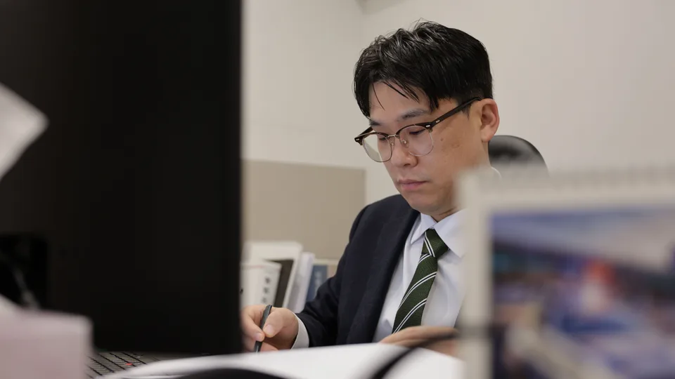 사건 자료를 확인하는 이슬기 대표변호사
