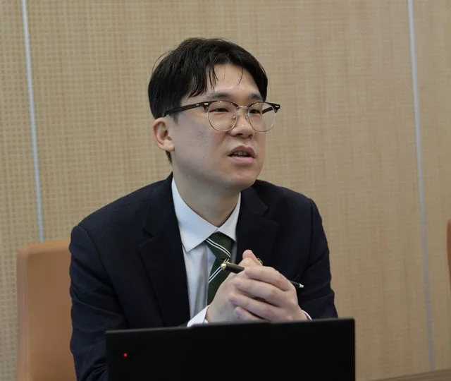 수원통신매체이용음란 고소 당한 의뢰인과 이야기하는 이슬기 변호사