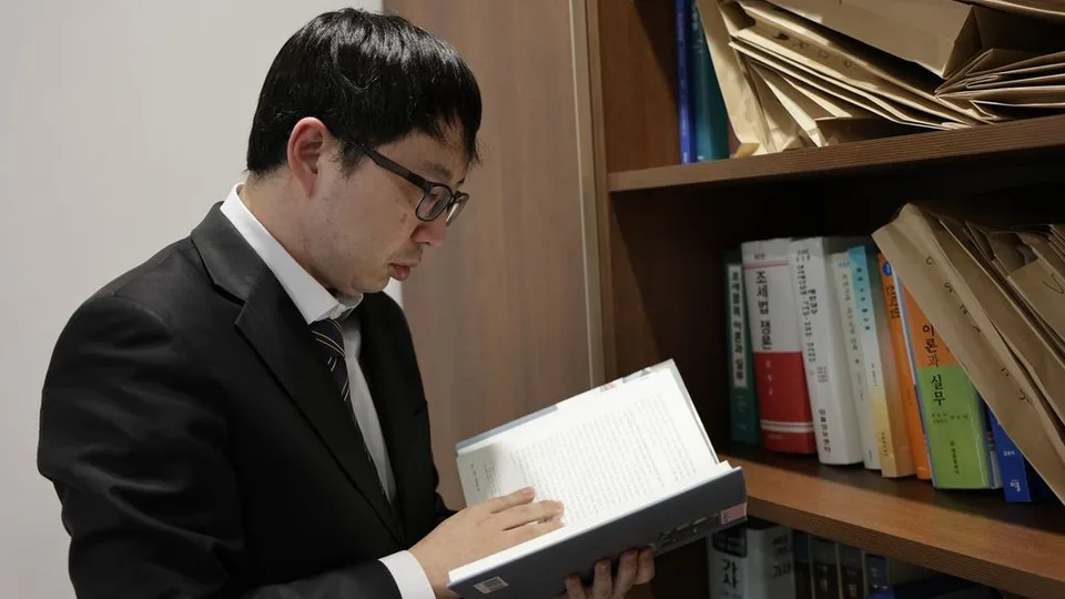 자료를 확인하는 윤영석 변호사 이미지