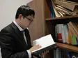 자료를 확인하는 윤영석 변호사 이미지